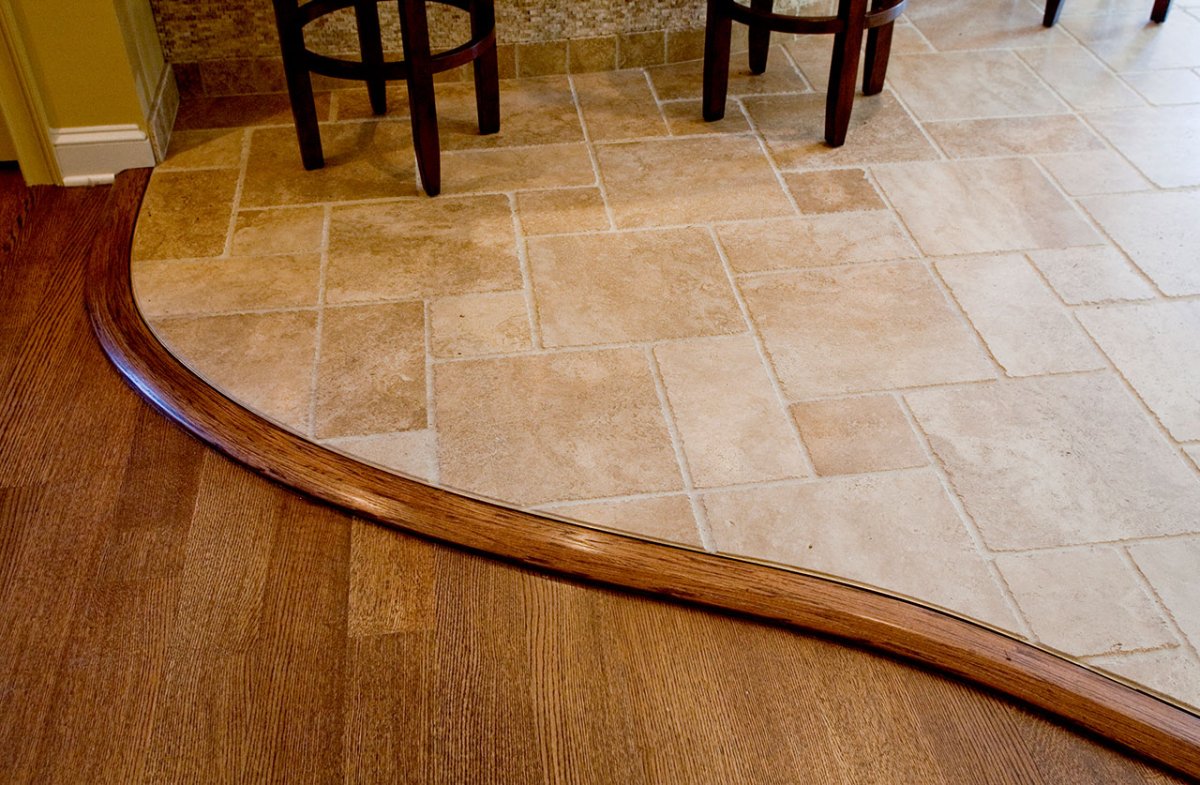 Стык между плиткой и линолеумом