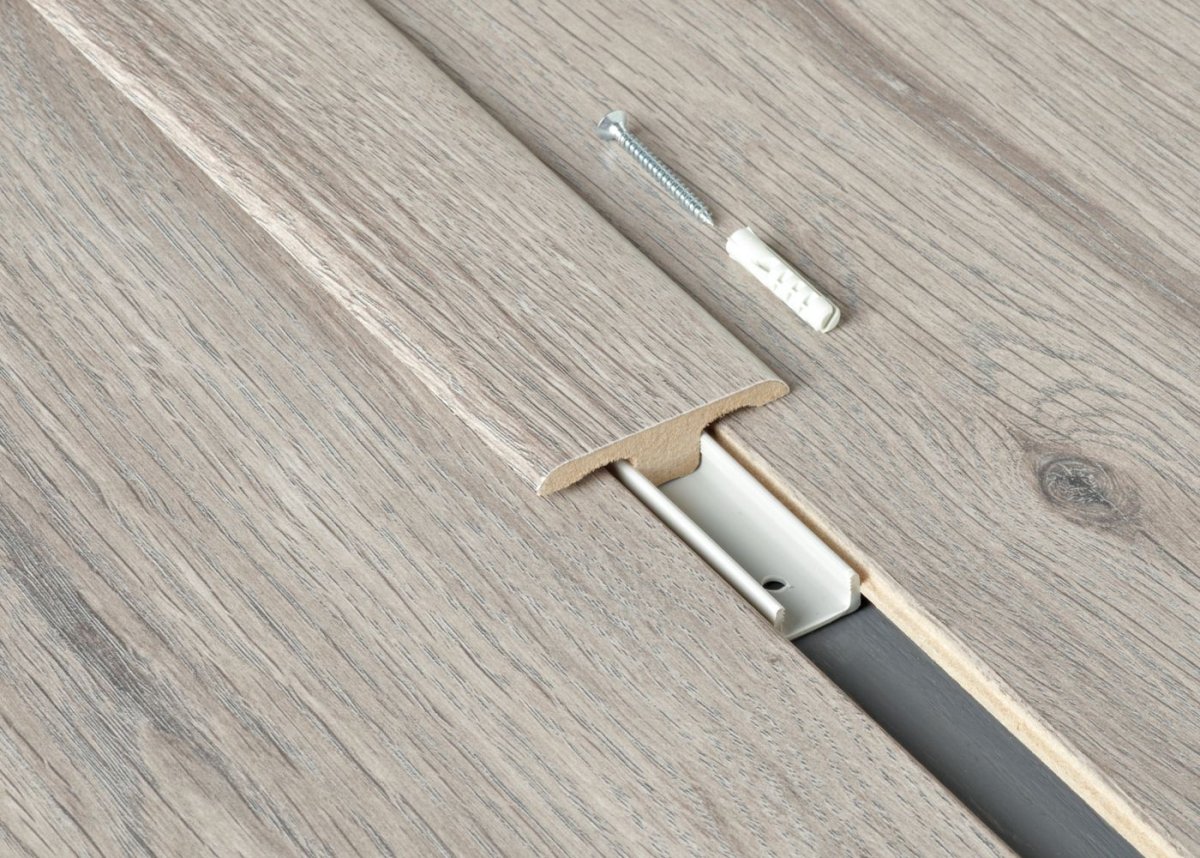 Стык линолеума и плитки