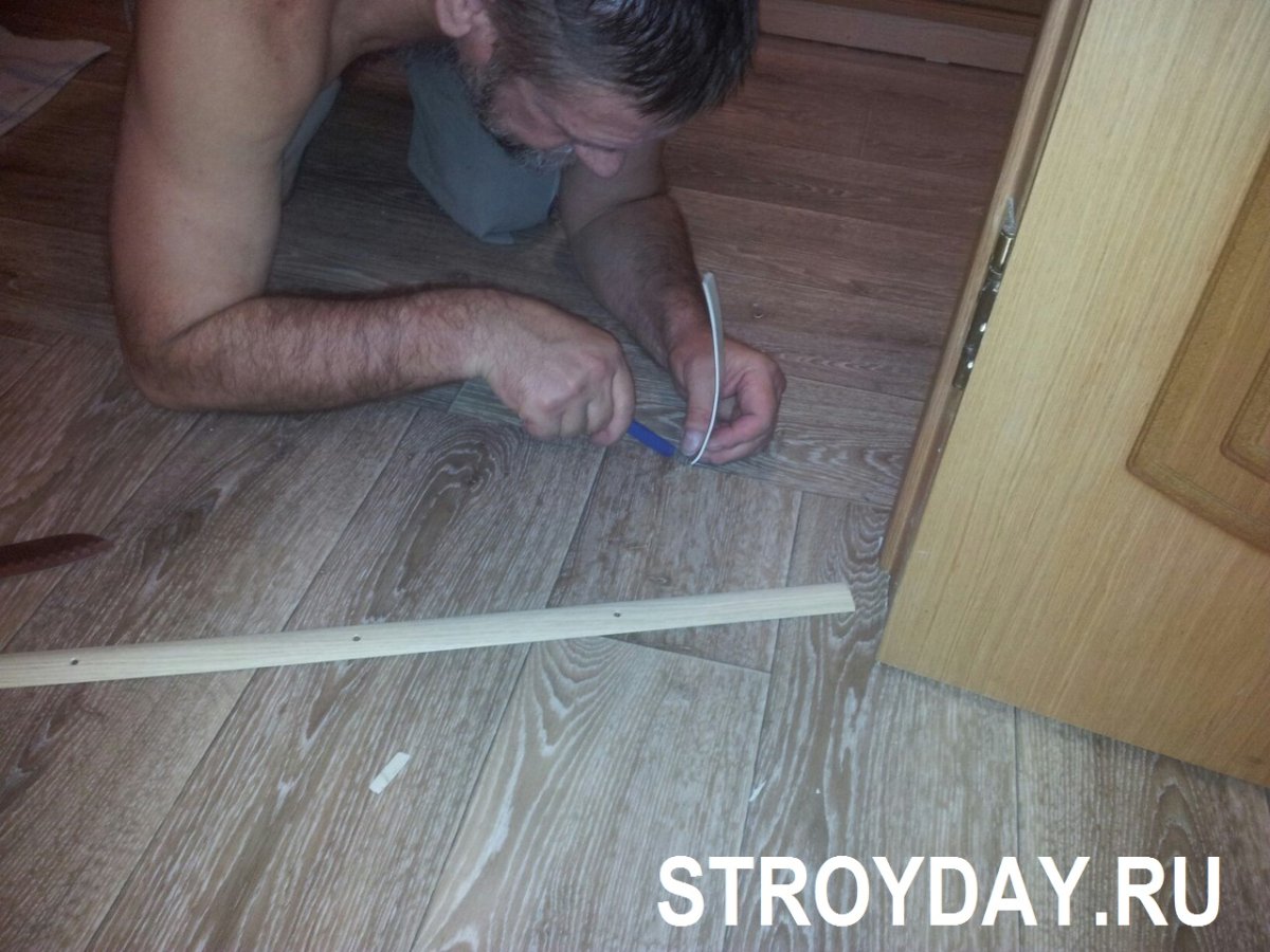 Стык между плиткой и линолеумом