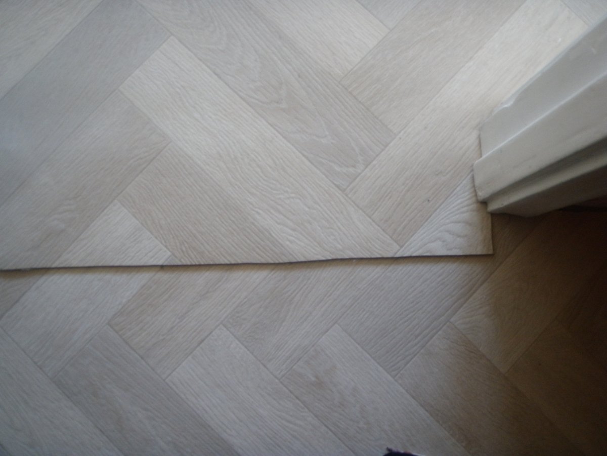 Стык ламината между комнатами