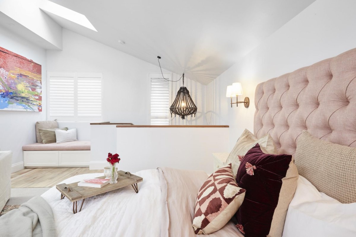 Необычное освещение спальни