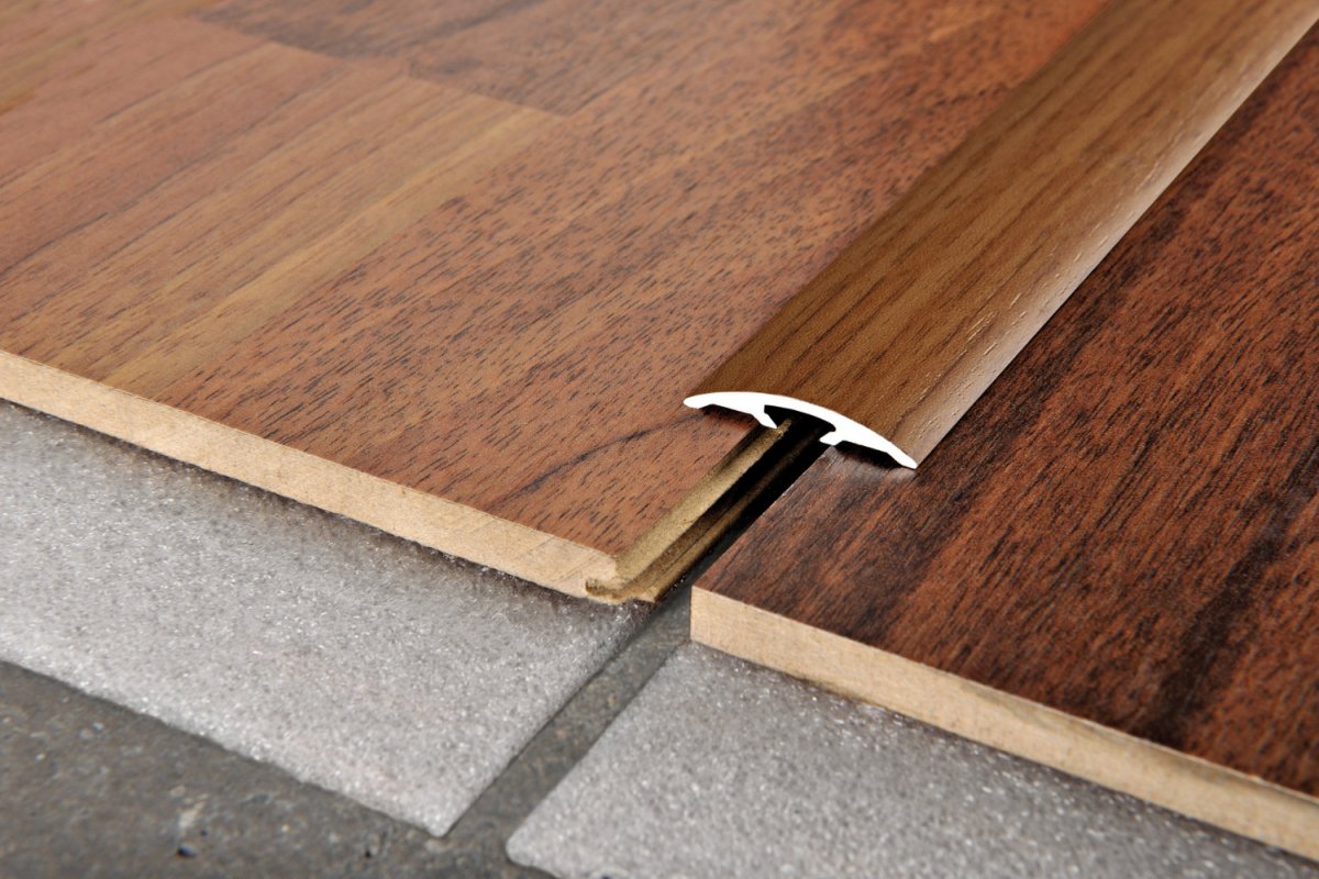 Плитка и линолеум в прихожей