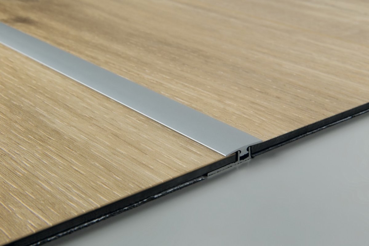 Стык ламината и линолеума