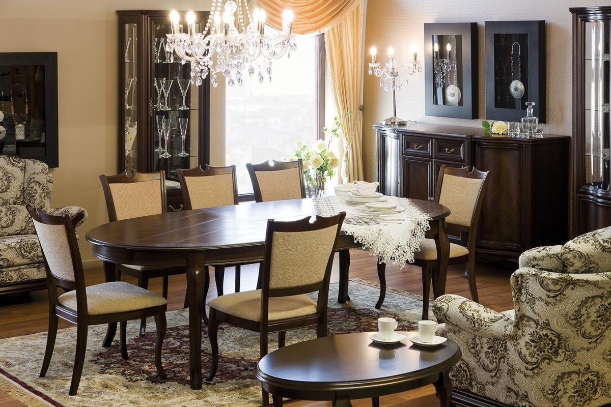 Обеденный стол в гостиной в интерьере