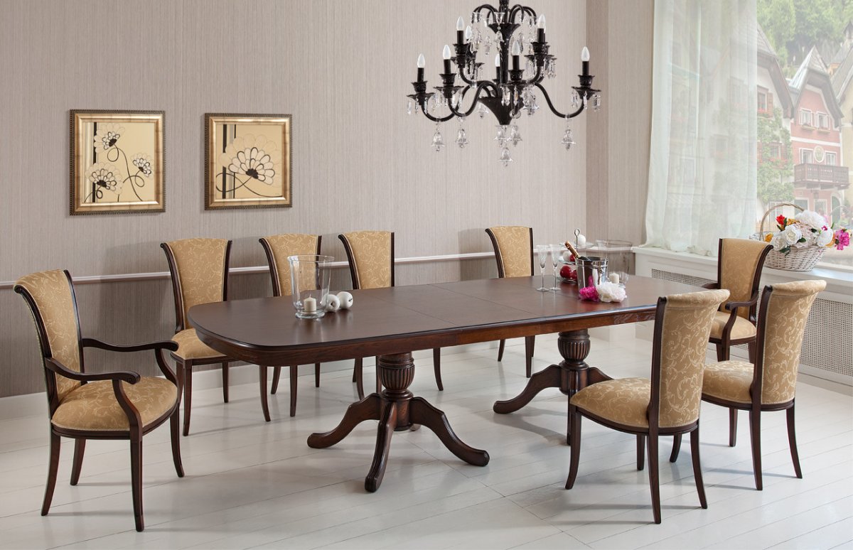 Обеденный стол в гостиной в интерьере