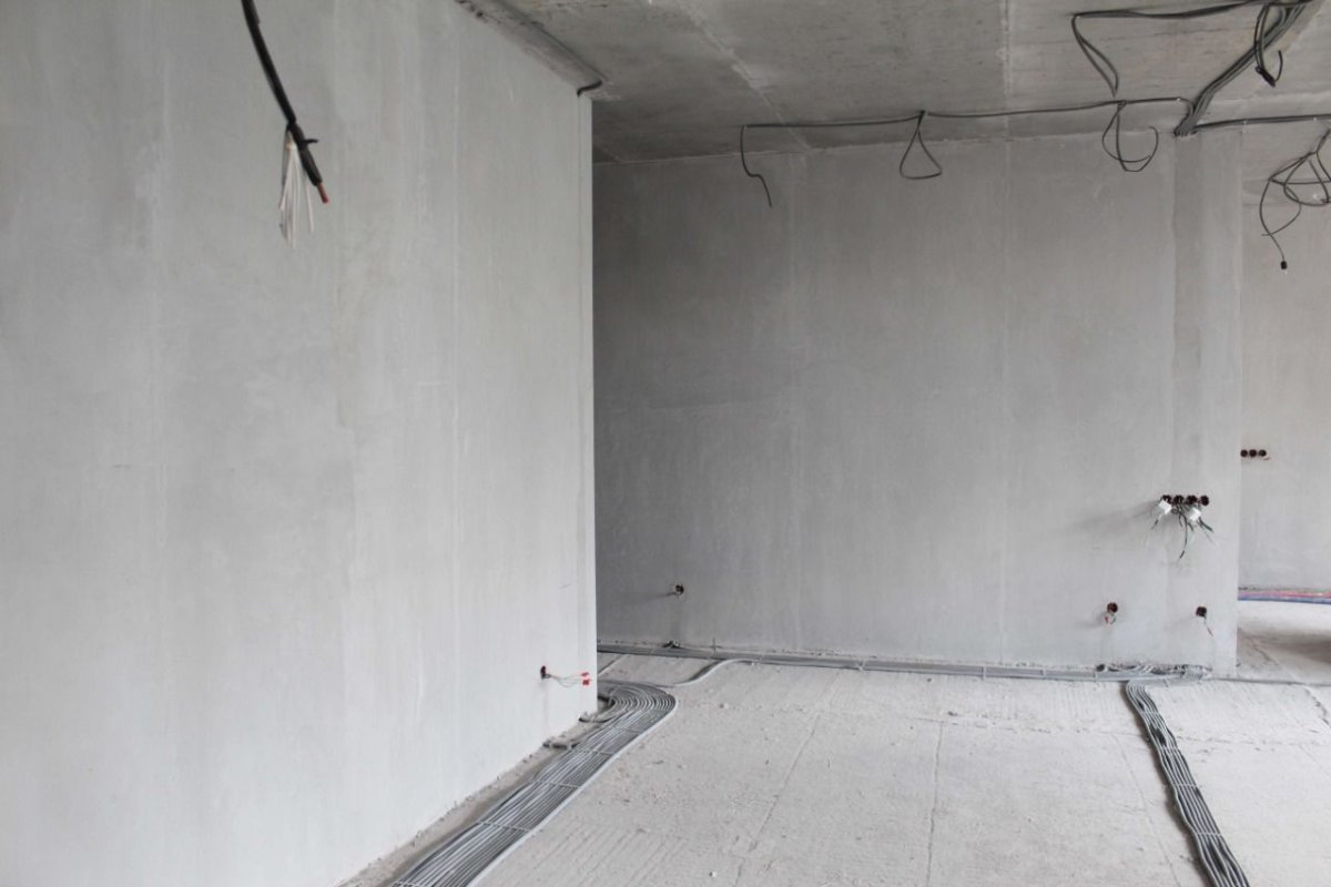 Штукатуры выравнивают стены