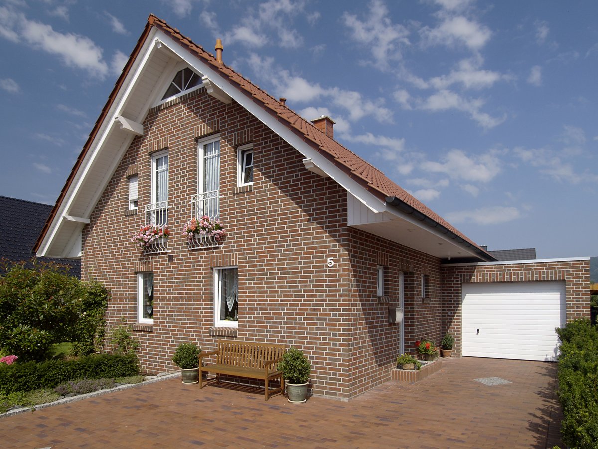 Фасады домов из кирпича АМК