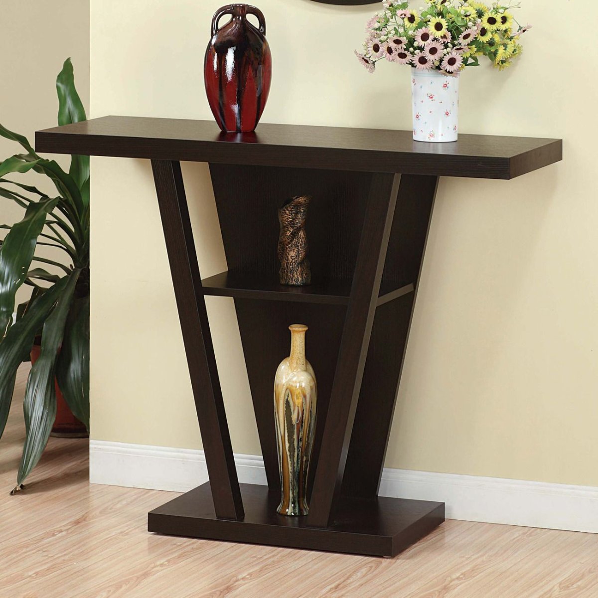 Столик-подставки в прихожей