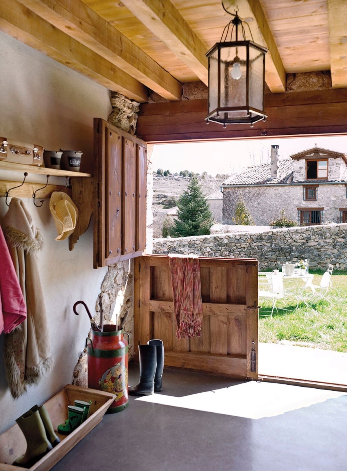 Прихожая гостиная в загородном доме