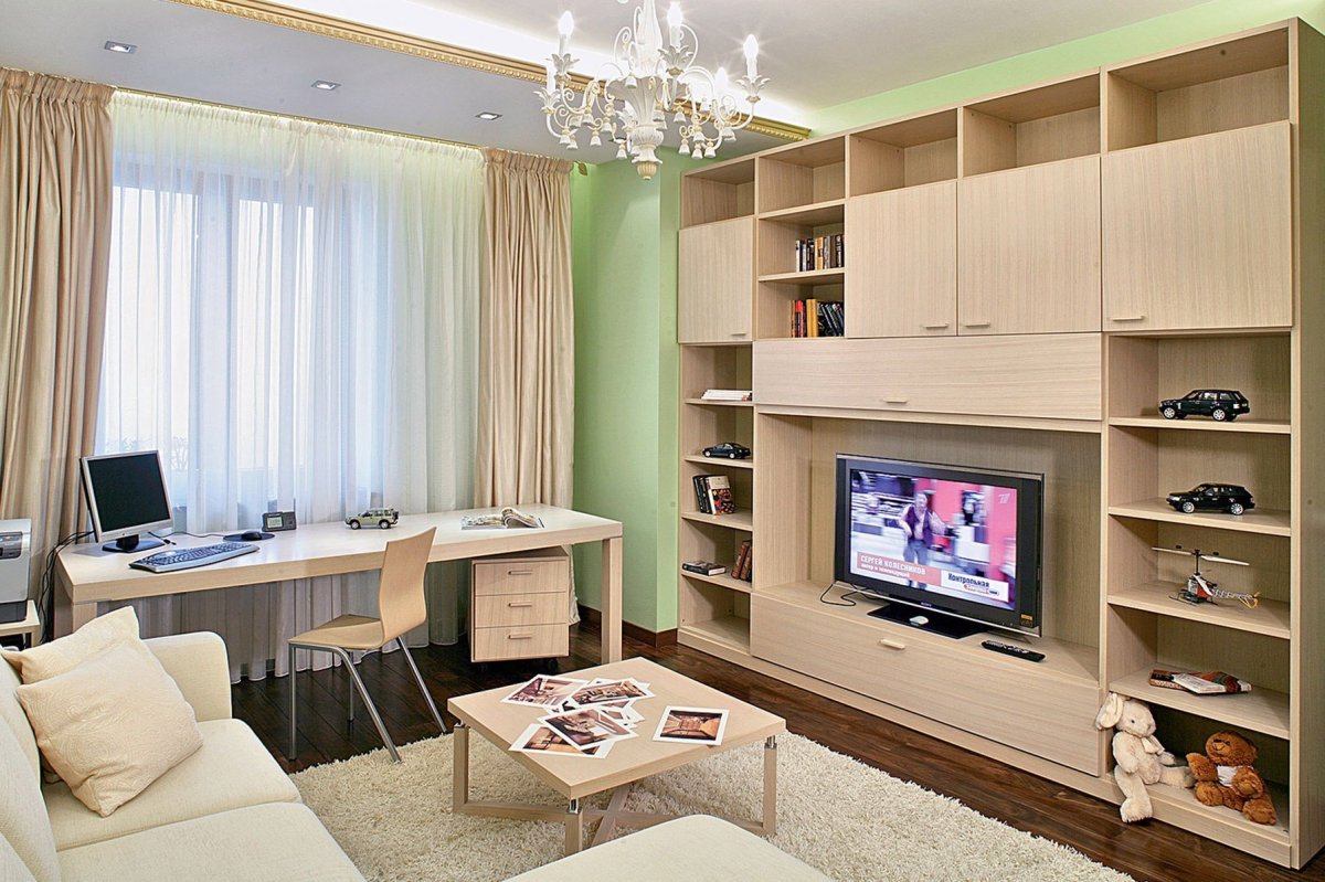 Небольшая гостиная с компьютерным столом