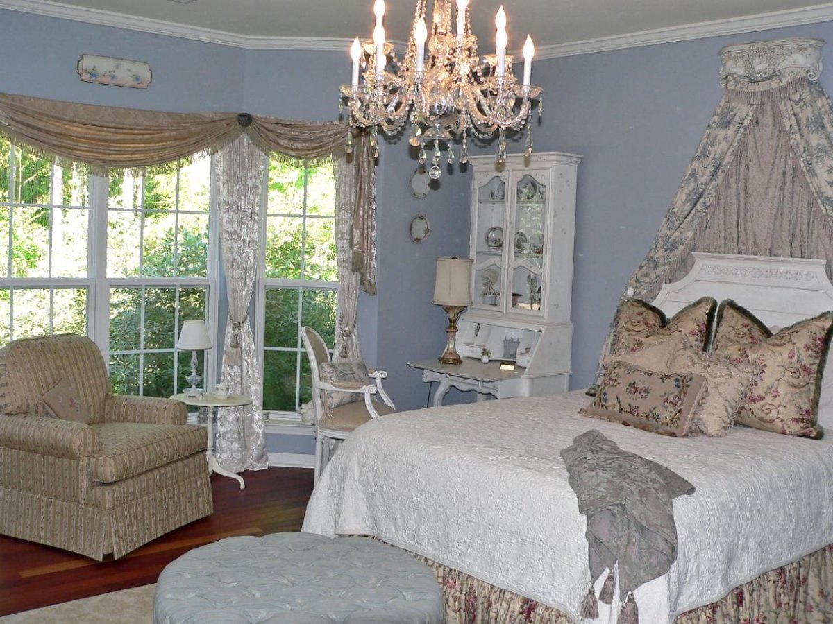 Старинная спальня в английском стиле