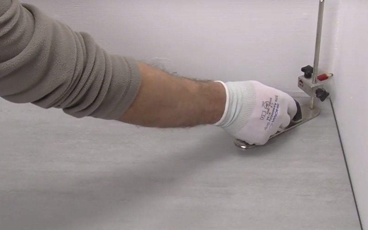 Жидкие гвозди для плинтуса напольного