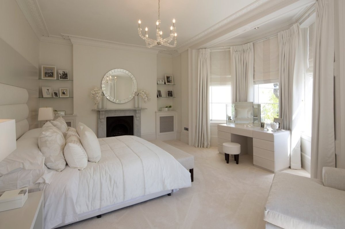 Современная комната для молодого человека в светлых тонах