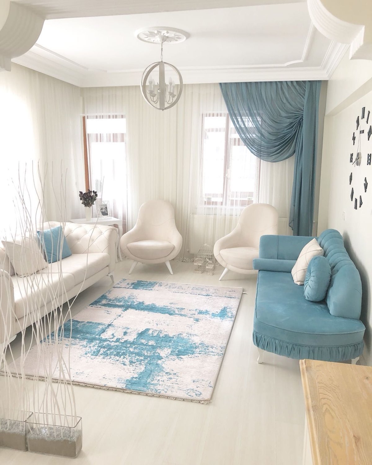 Спальня в современном стиле в светлых тонах