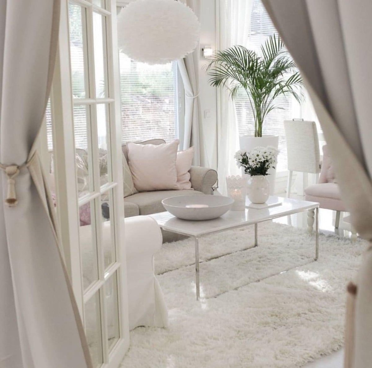 Спальня в светлых тонах