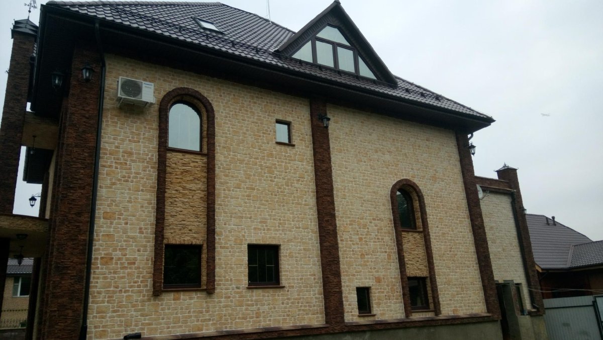 Фасад дома коричневый и камень