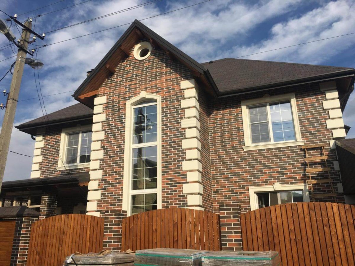 Гибкий камень на фасаде дома