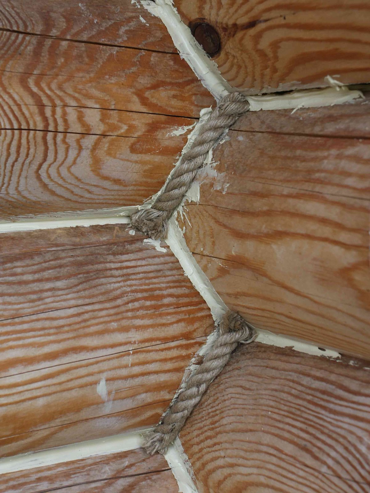 Конопатка бруса джутовым канатиком