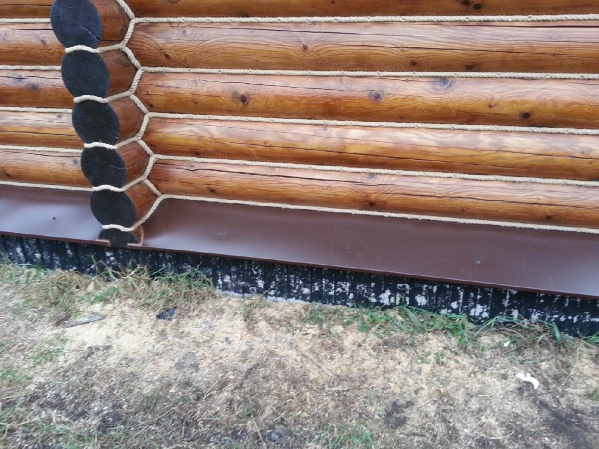 Канат между бревнами