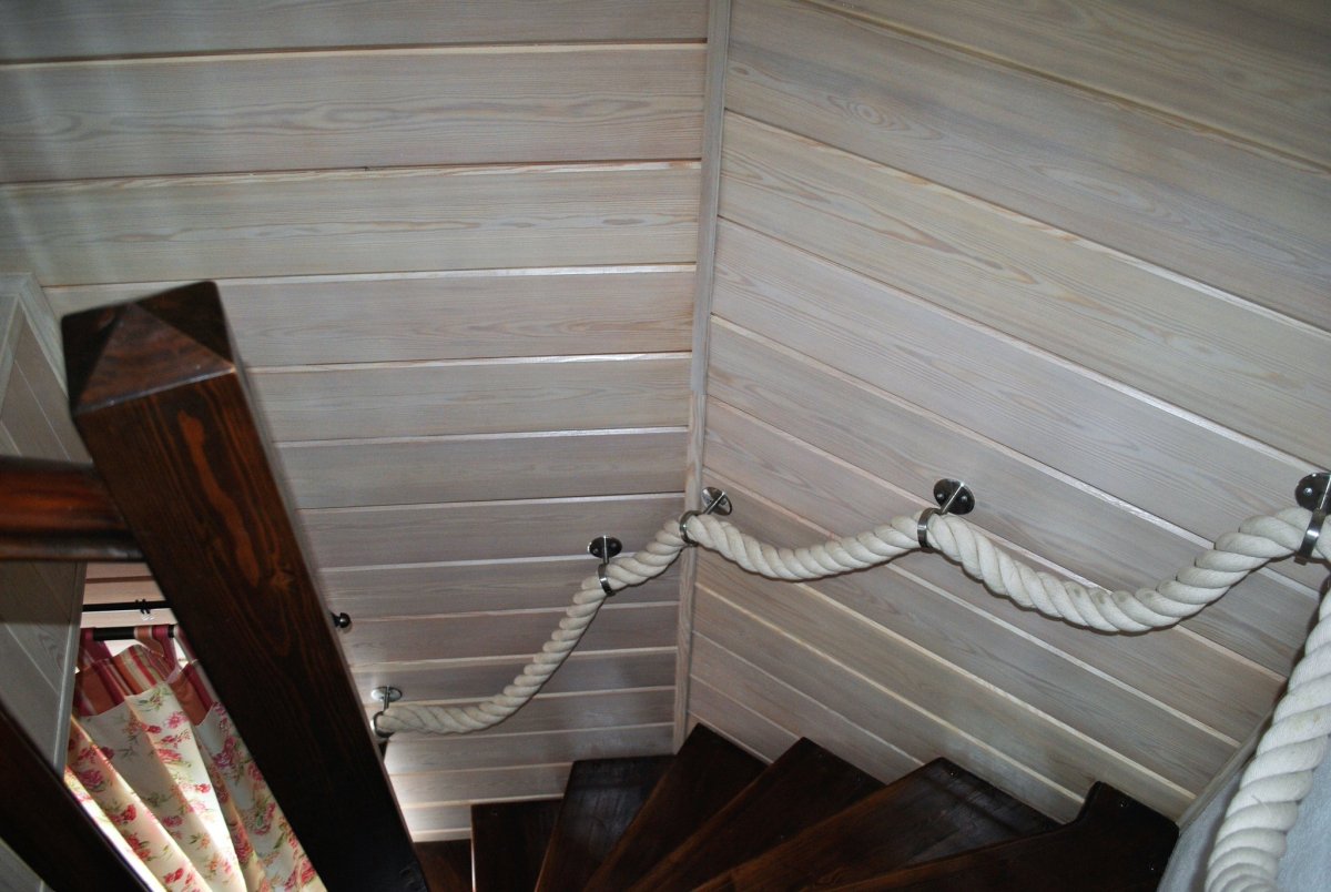 Резные деревянные столбы