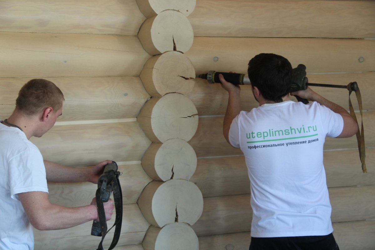 Конопатка швов сруба