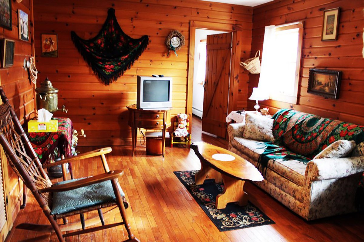 Деревянный дом в старинном стиле