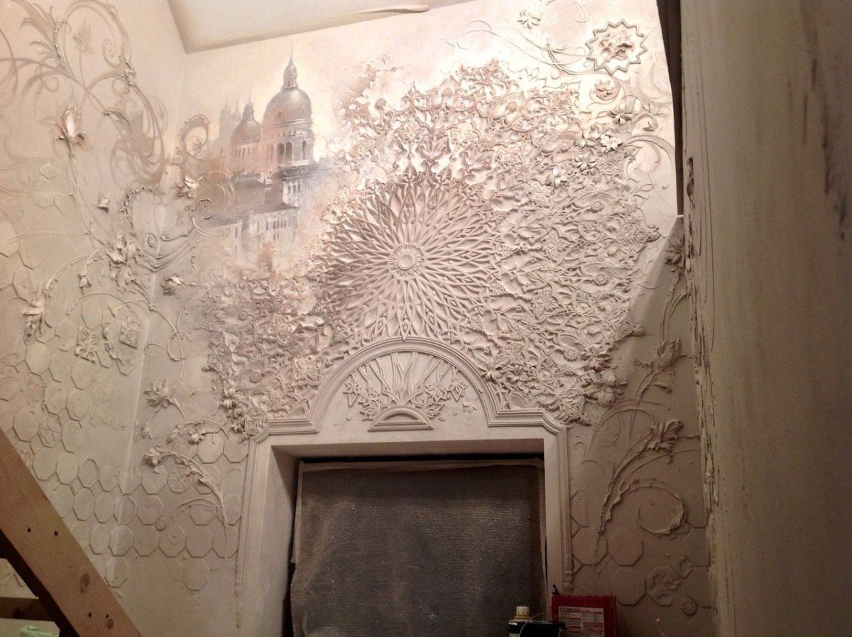 Барельеф с подсветкой в интерьере