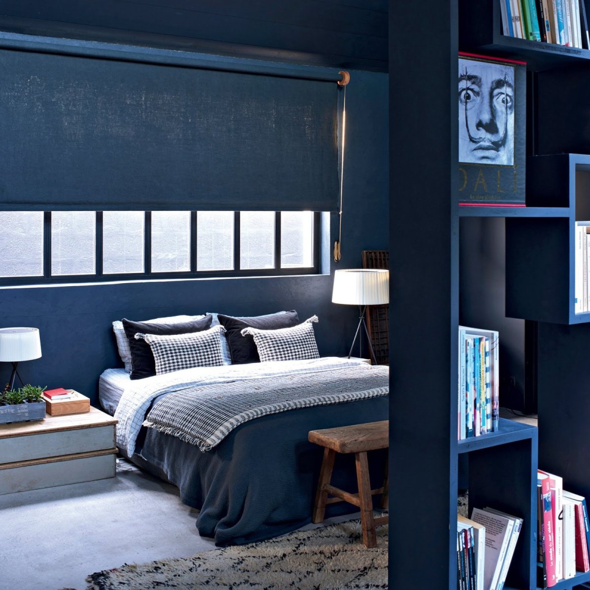 Синяя современная спальня