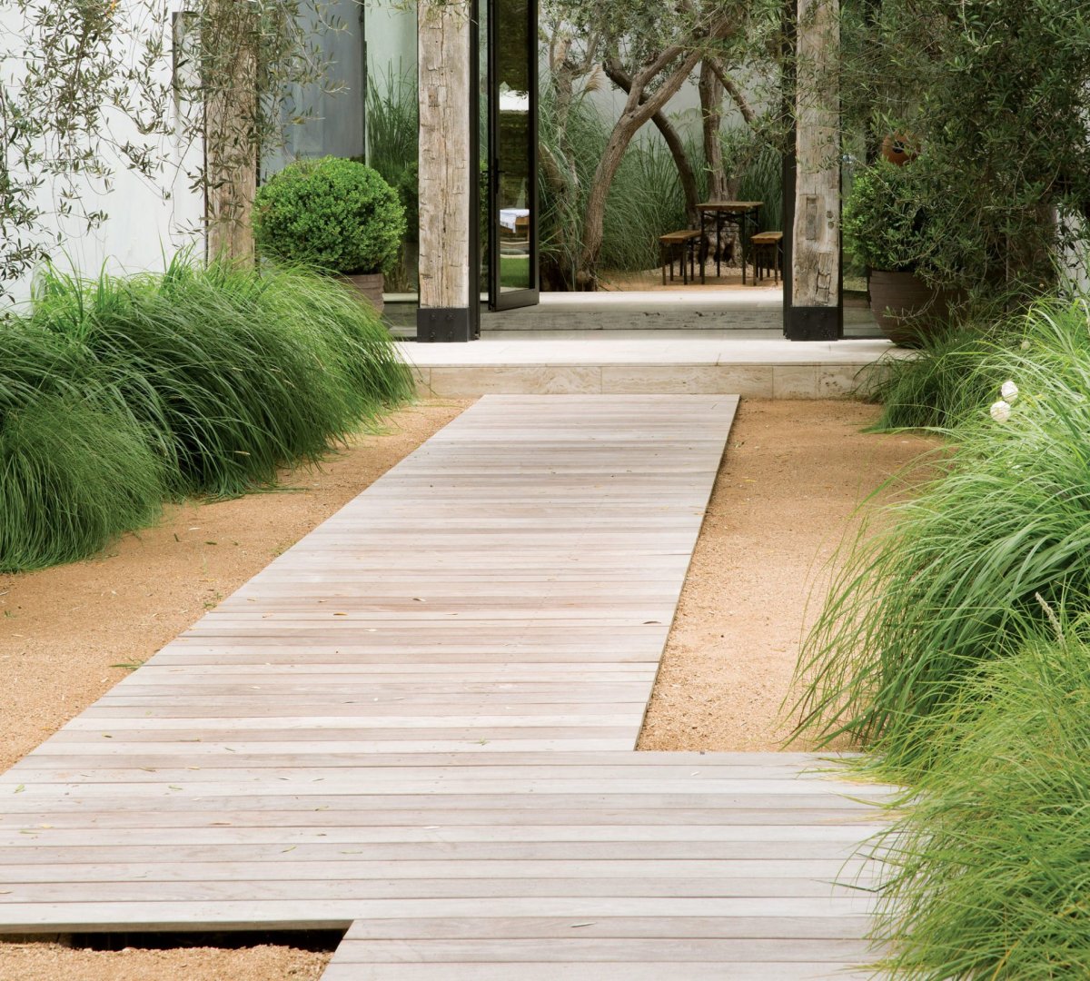 Бетонные дорожки в саду