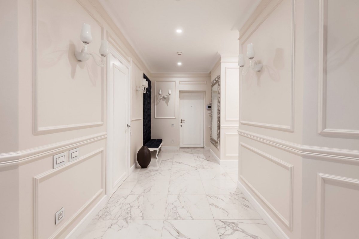 Глянцевая плитка в коридоре