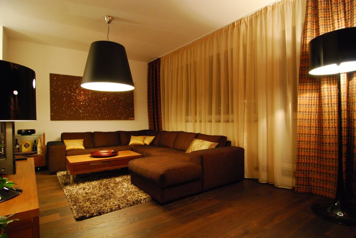 Синий и коричневый в интерьере гостиной