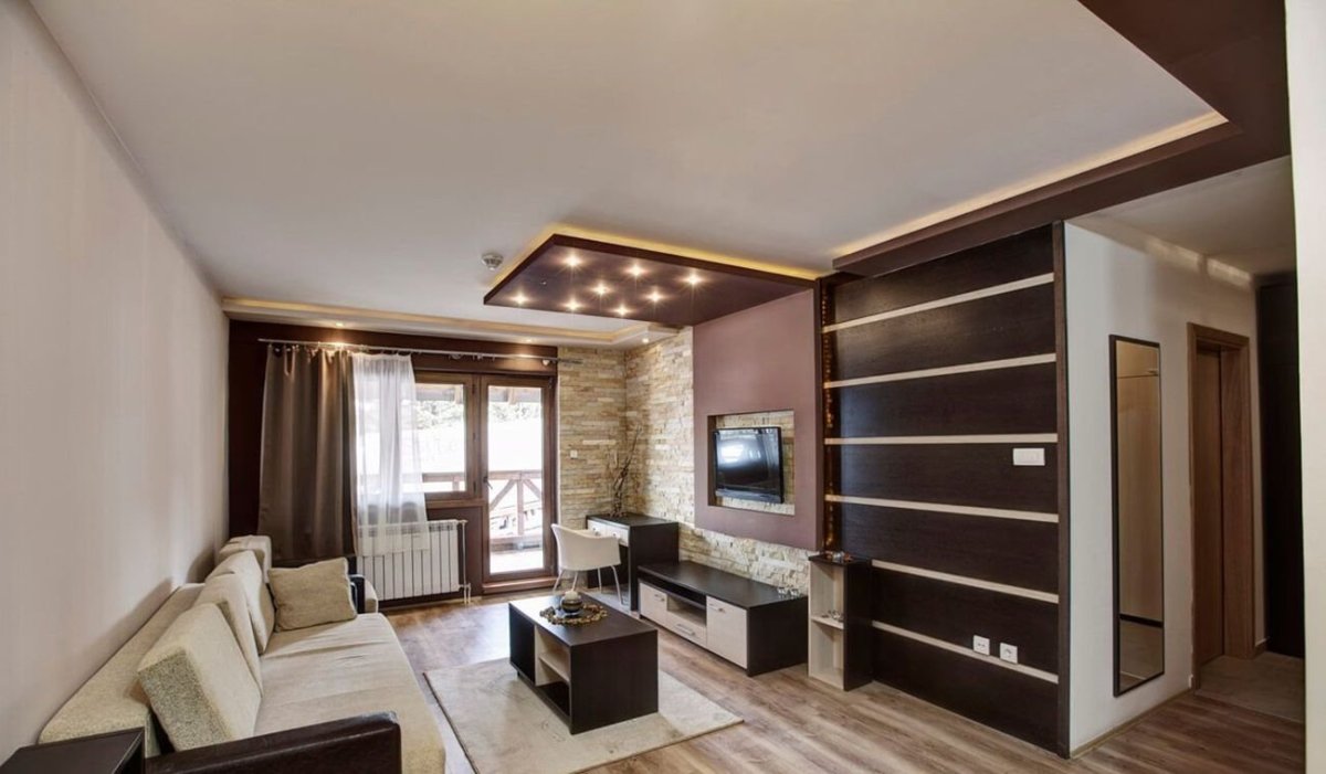 Маленькая гостиная в темных тонах