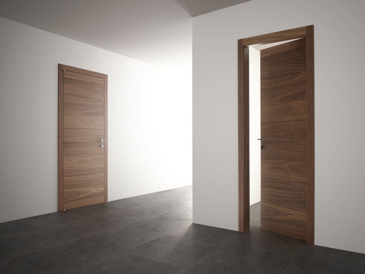 Светлые двери в интерьере