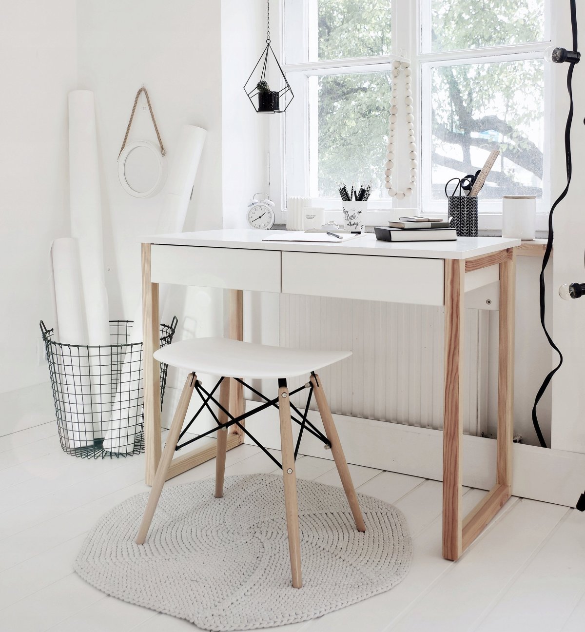 Письменный стол в стиле Сканди