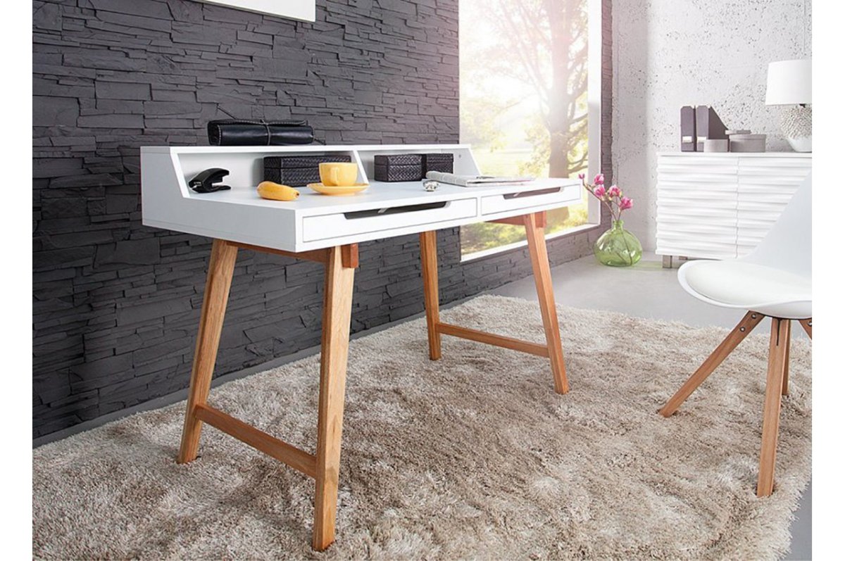 Письменный стол в минималистическом стиле