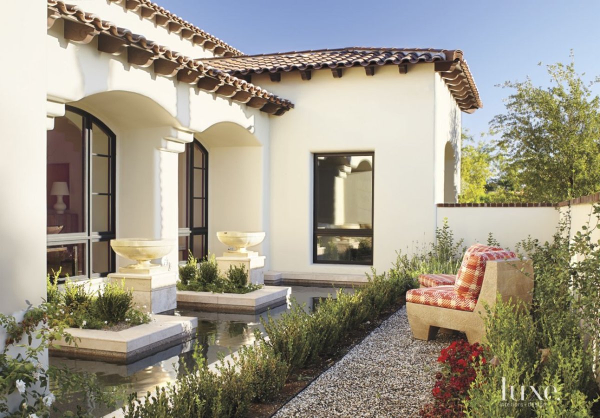 Одноэтажный дом в средиземноморском стиле с террасой