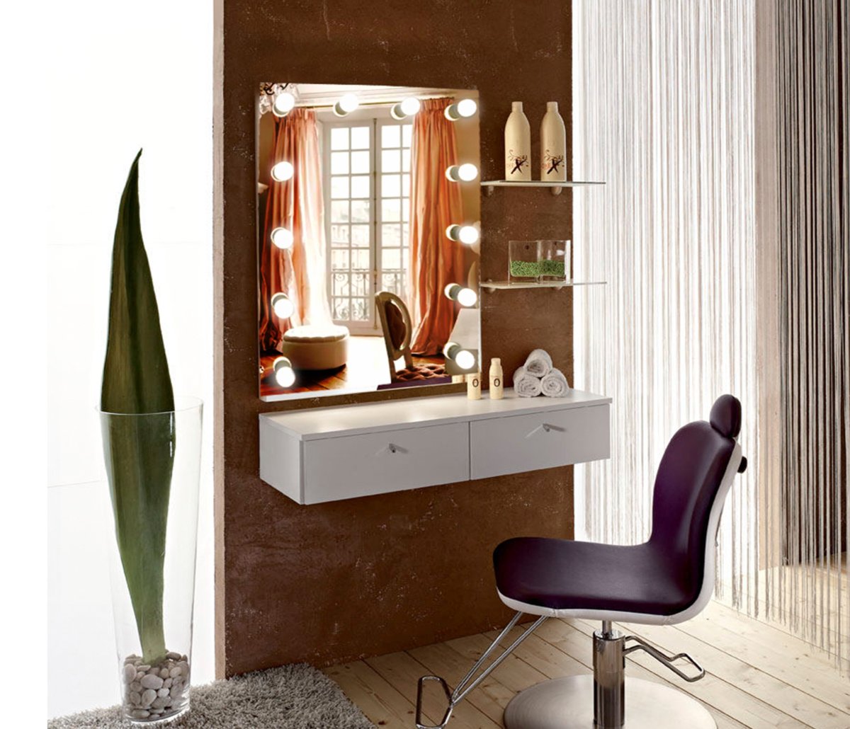 Зеркало над туалетным столиком