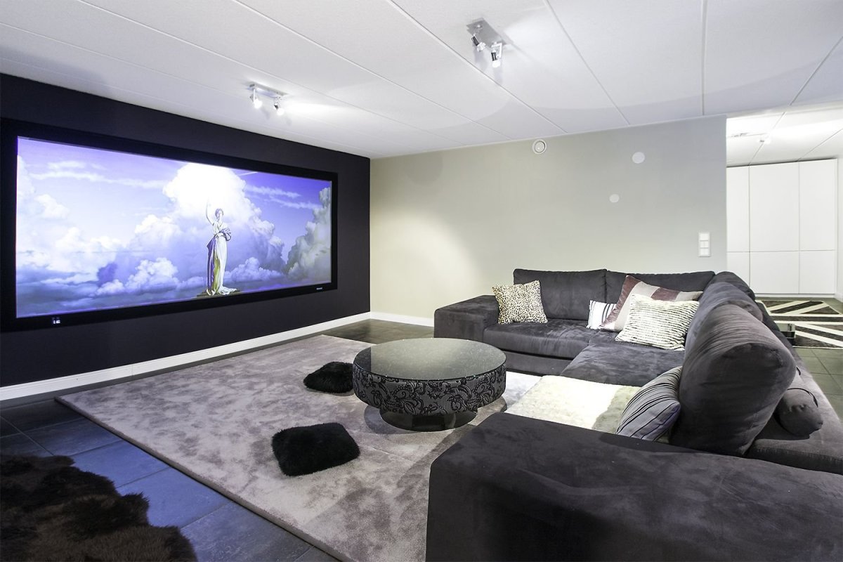 Домашний кинотеатр в спальне