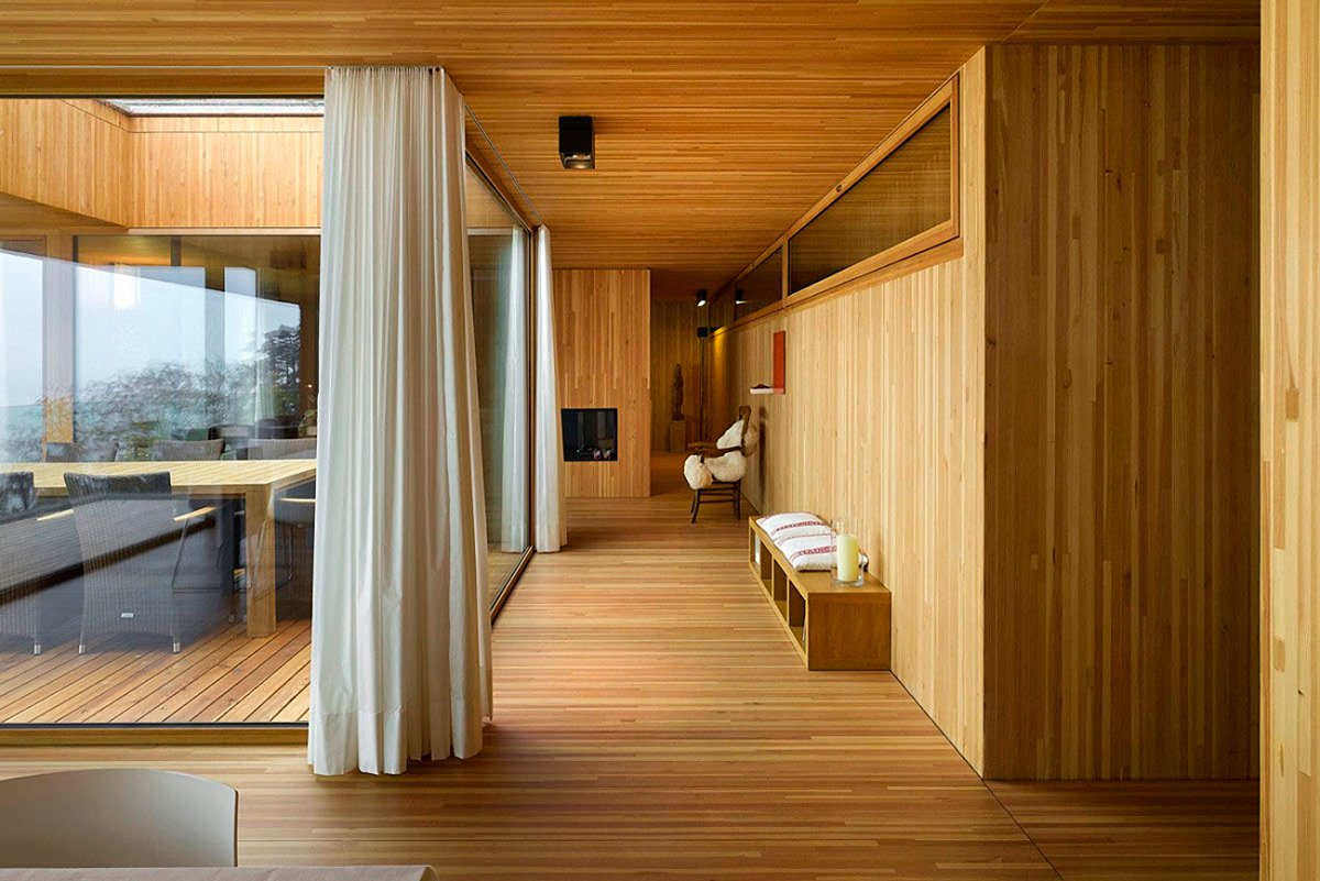 Планкен лиственница на стене