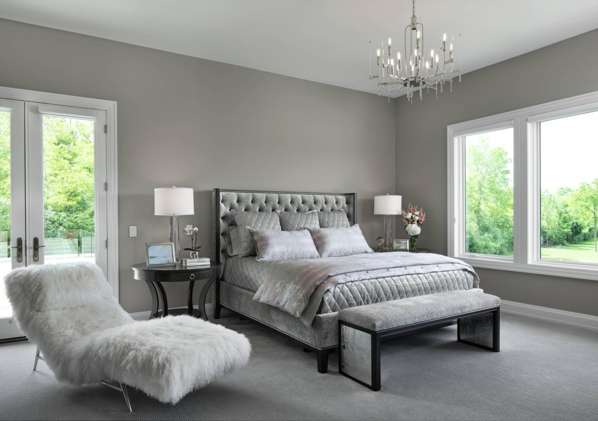 Серая комната без мебели