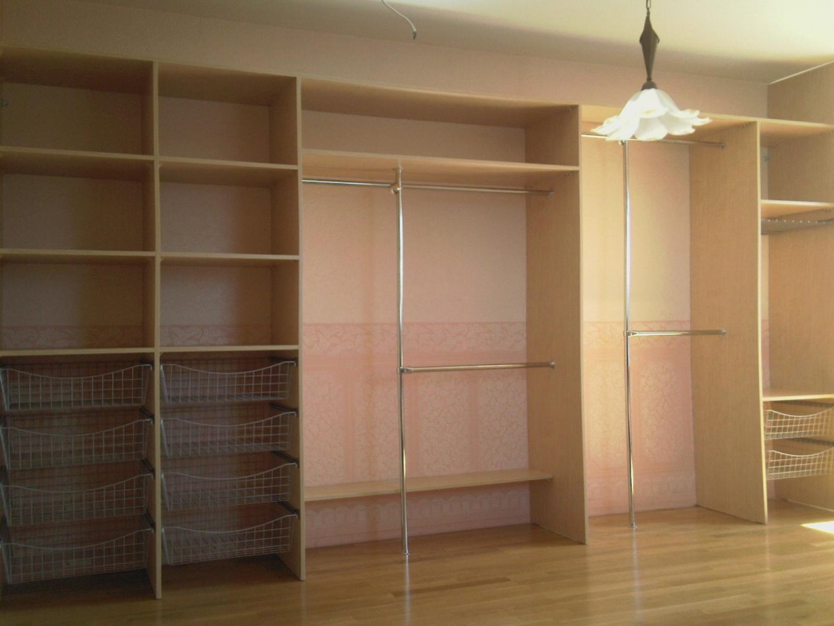 Шкаф-гардеробная в гостиную на всю стену