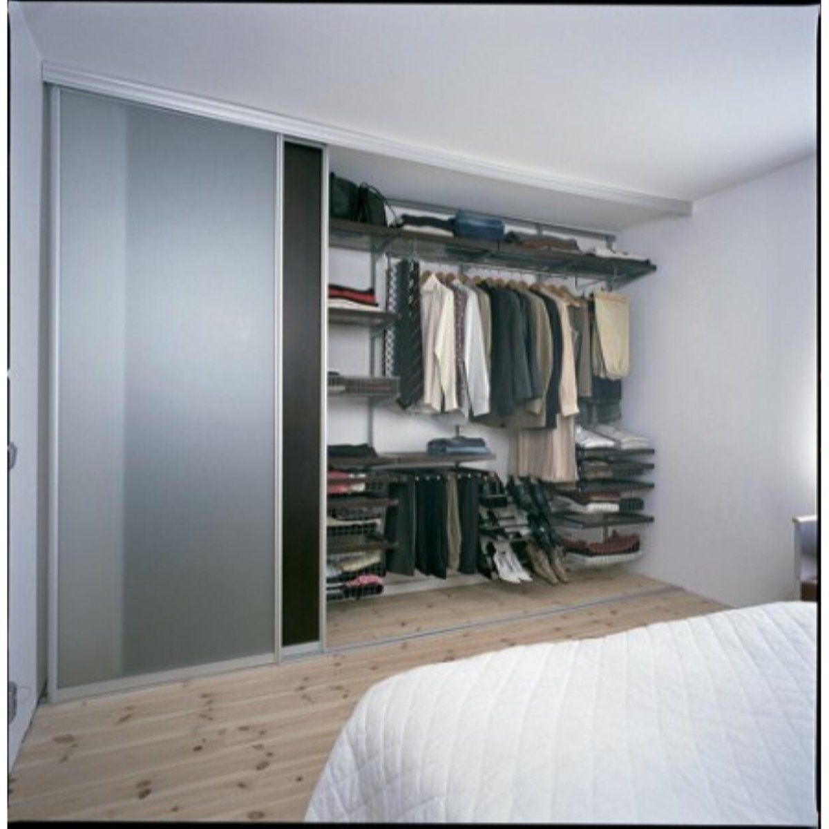 Угловая гардеробная в спальне