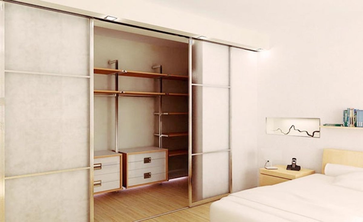 Гардеробная в спальне с высокими потолками