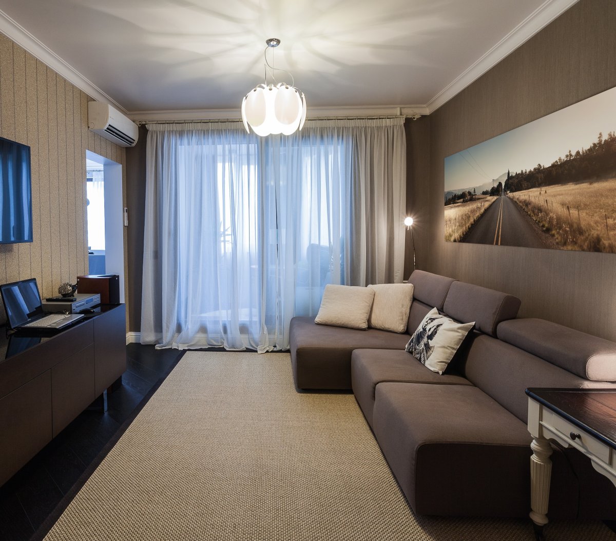 Гостиная с выходом на балкон