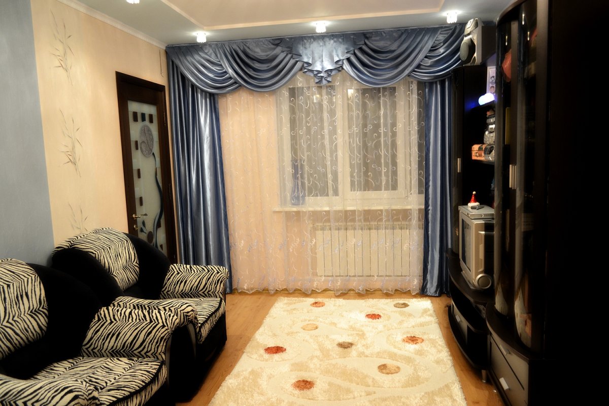 Темные шторы в интерьере гостиной