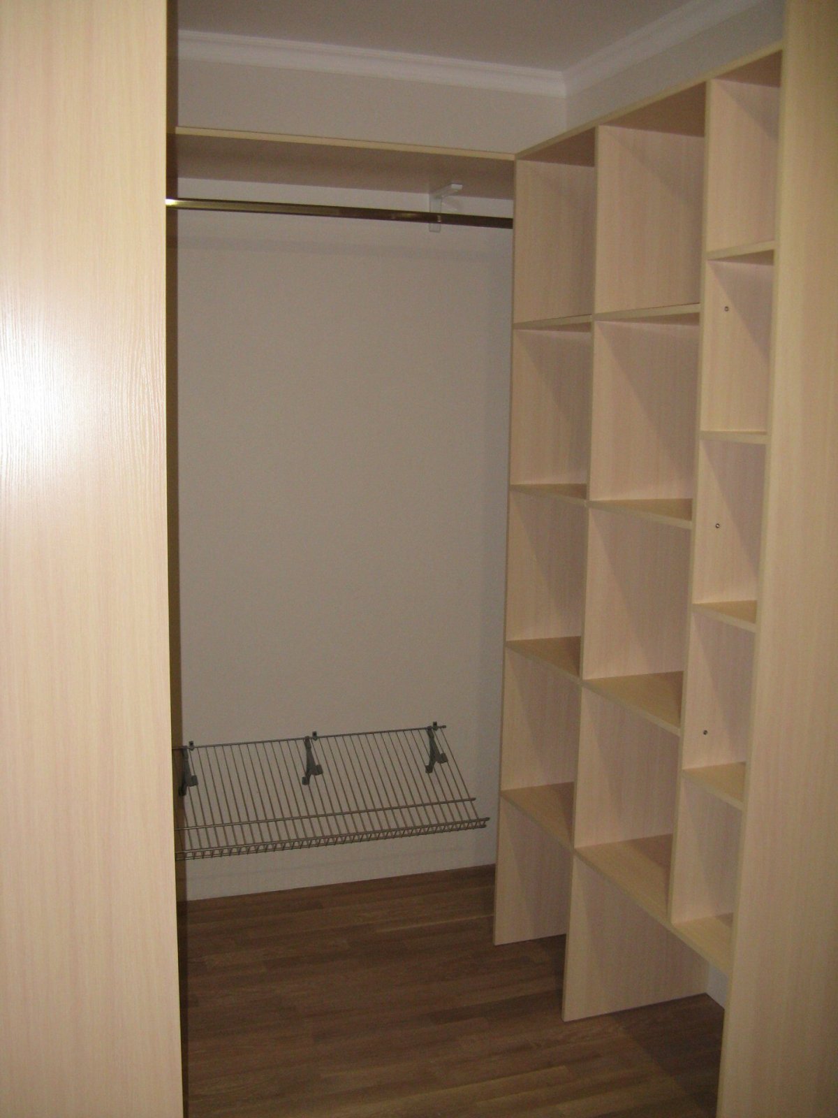 Гардеробная разделенная на 2 части