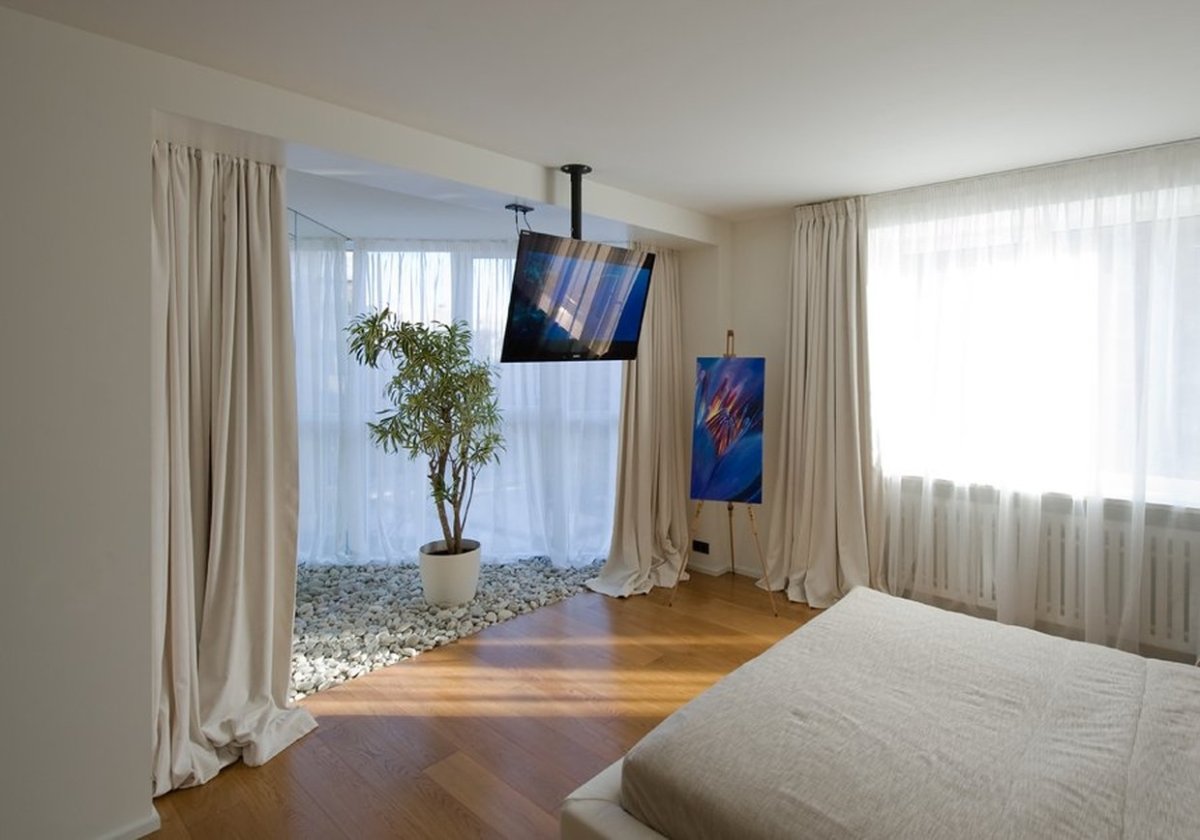 Комната с кроватью и диваном