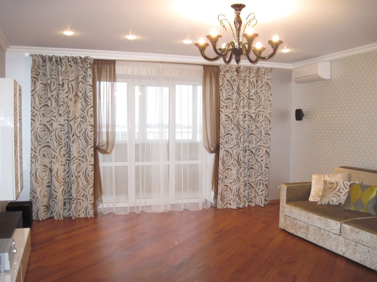 Шторы в спальню с балконной дверью