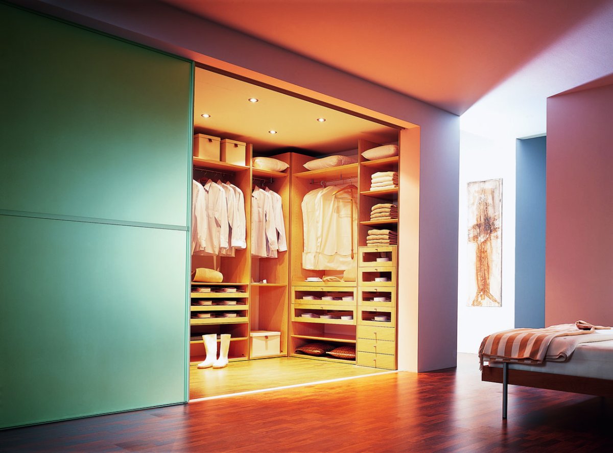 Гардеробная комната с распашными дверями