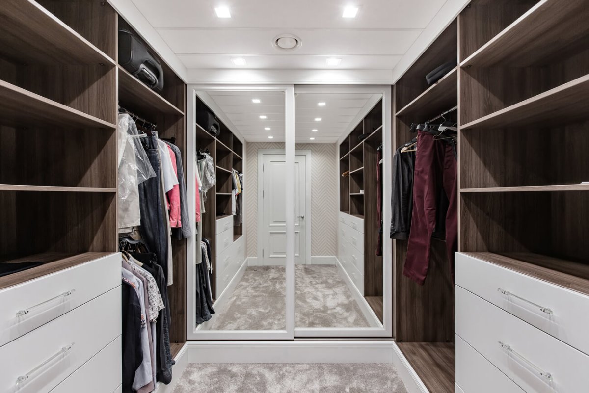 Дизайн небольшой гардеробной в современном стиле